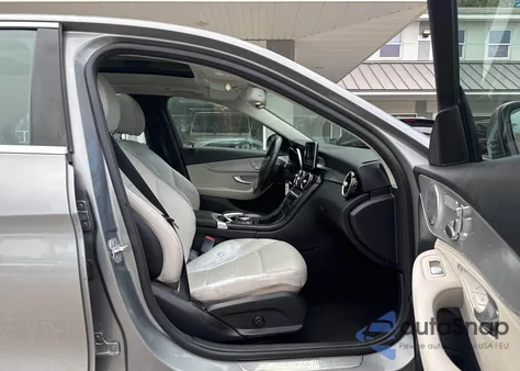 2015 Mercedes-Benz C 300 4Matic z USA, uszkodzony, nr VIN 55SWF4KB4FU029007